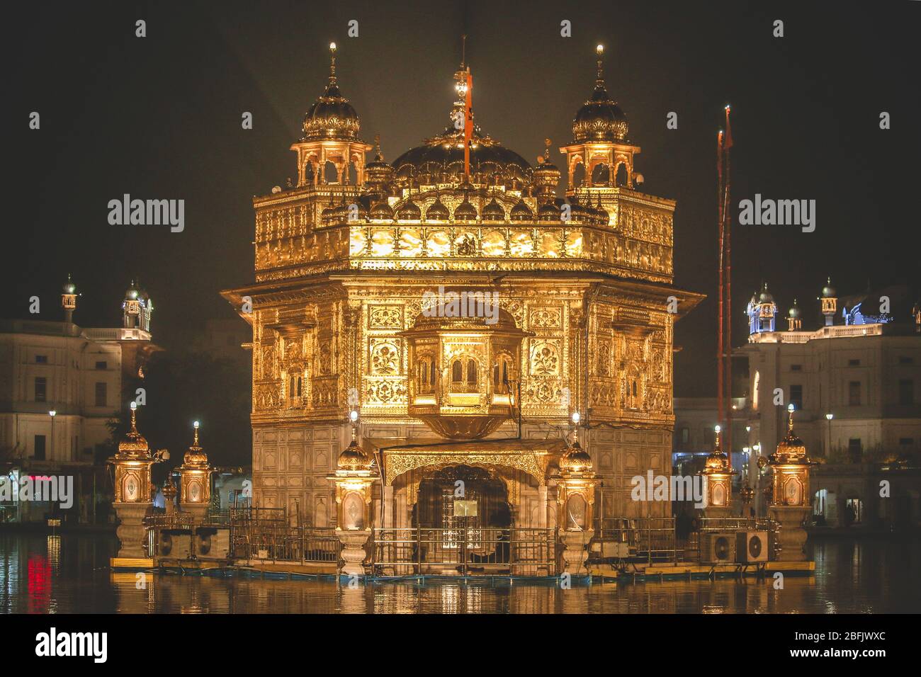 Goldener Tempel in der Nacht in Amritsar, Indien Stockfoto