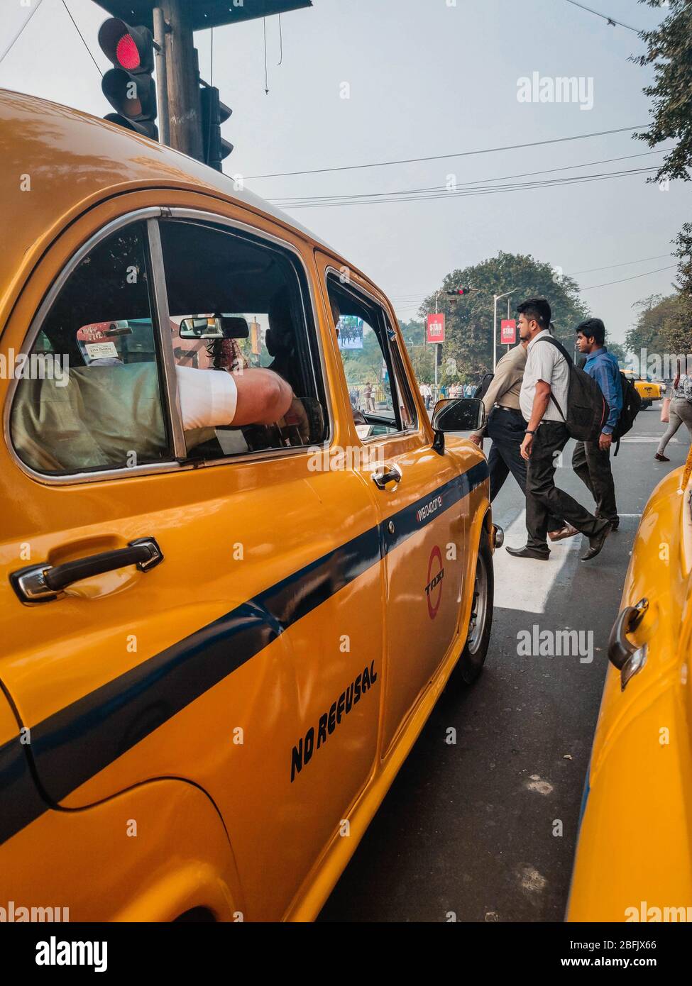 Menschen, die die Straße auf Zebra Crossing in Kalkutta, indien überqueren Stockfoto