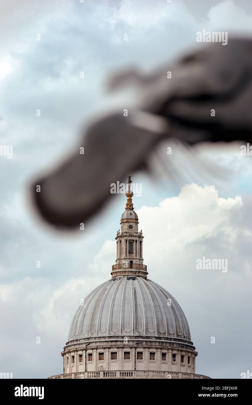 Kuppel der St. Paul's Cathedral und eine Möwe Stockfoto