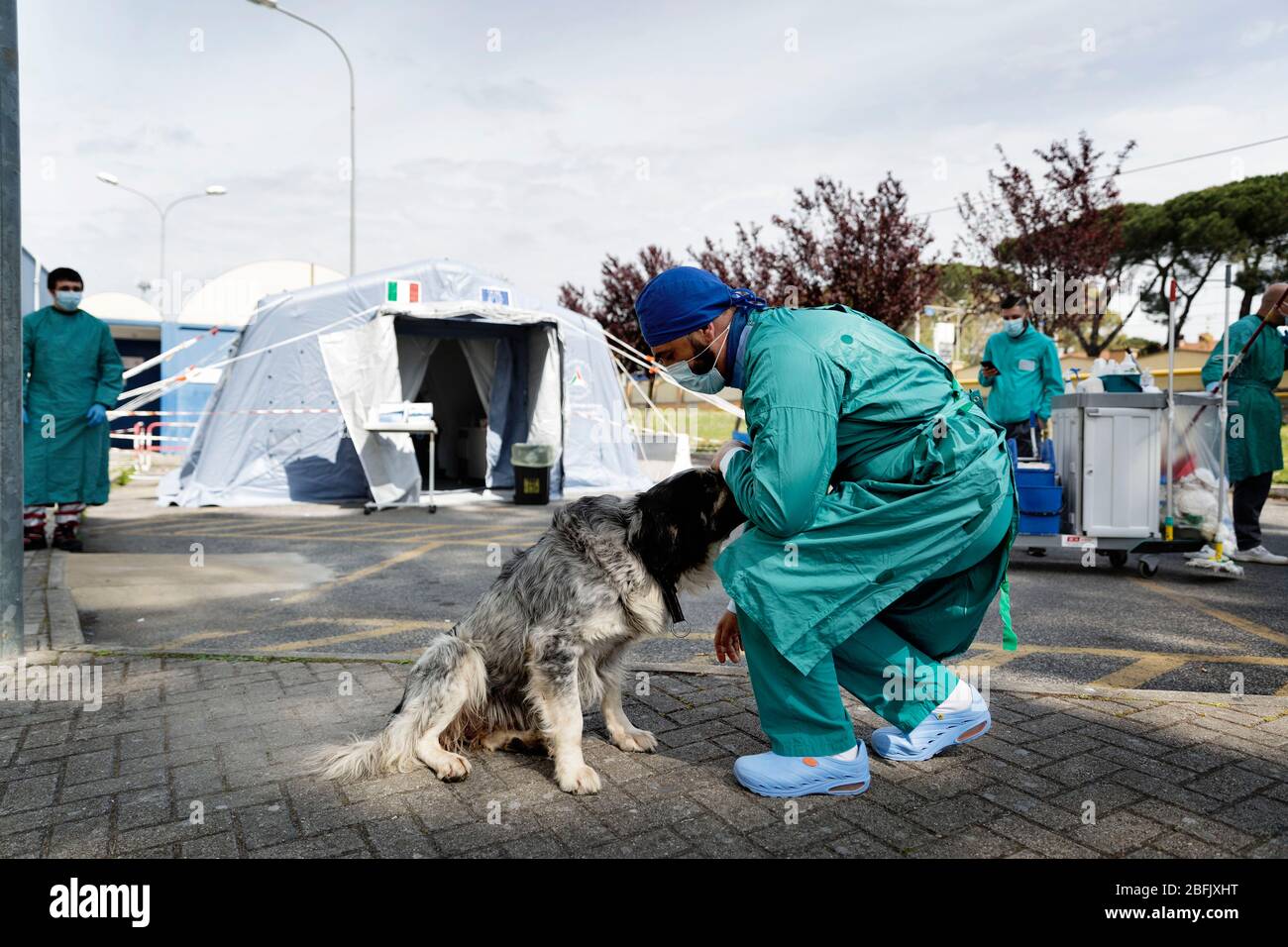 Roma, Roma, Italien. April 2020. Das medizinische Personal arbeitet in einer Intensivstation in der Abteilung Covid des Filippo Neri Krankenhauses in Roma.die italienische Regierung nimmt noch immer die Maßnahme einer nationalen Aussperrung an, indem sie alle Aktivitäten außer den wesentlichen Diensten zur Bekämpfung des Coronavirus schließt. Quelle: Matteo Trevisan/ZUMA Wire/Alamy Live News Stockfoto