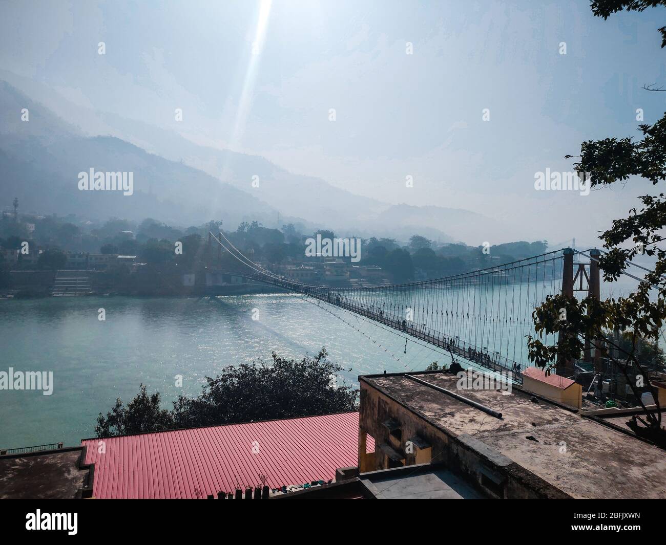Laxman Jhula und Ganges Fluss in Rishikesh, Indien Stockfoto