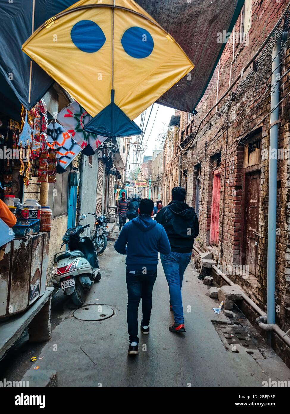 Männer, die in einer Gasse in Amritsar, Indien, unterwegs sind Stockfoto