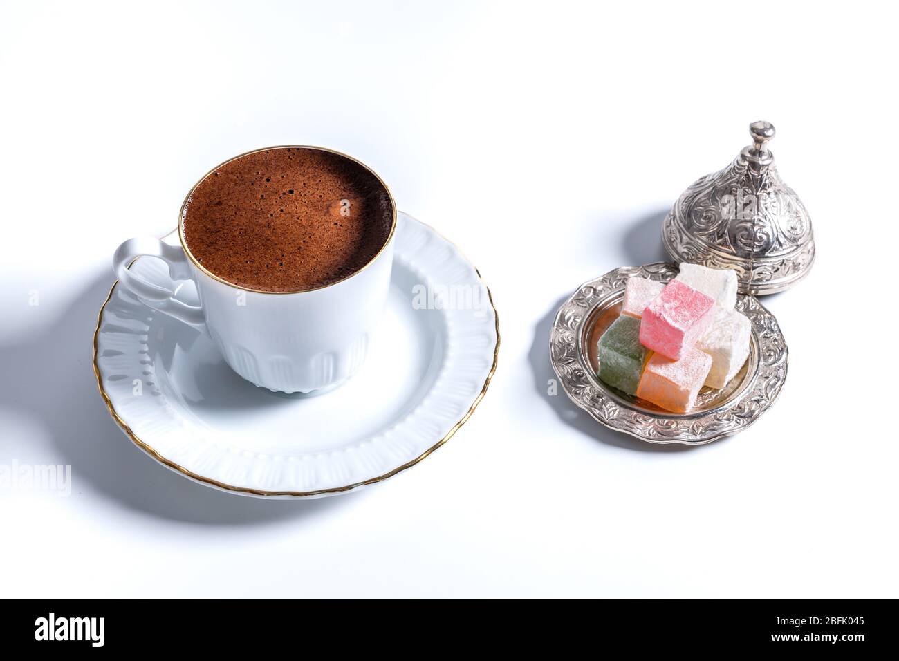 Eine Tasse türkischen Kaffee in traditionellen weißen Porzellan türkischen Kaffeetasse Stockfoto