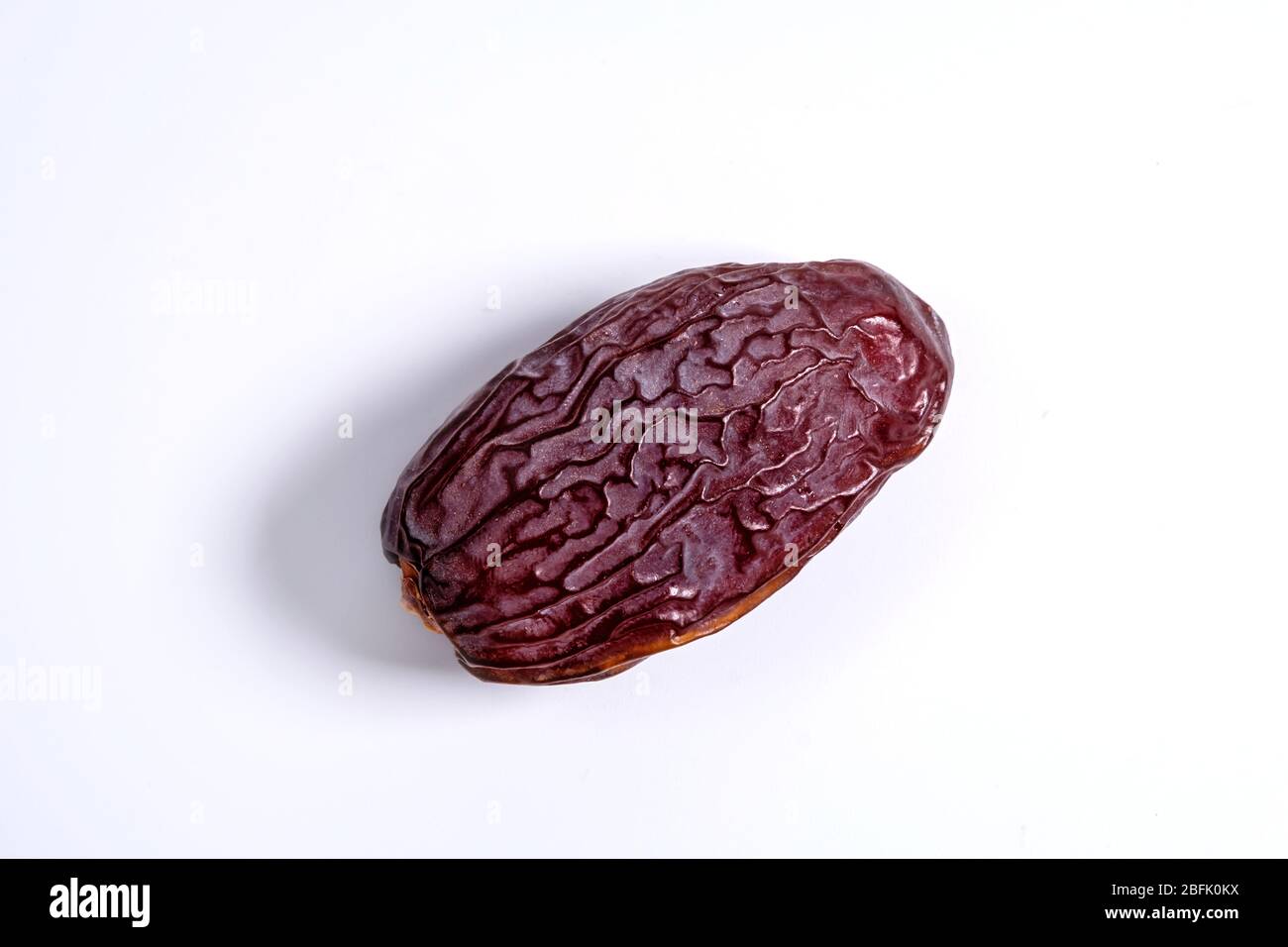 Getrocknete Datteln Früchte auf weiß isoliert Stockfoto