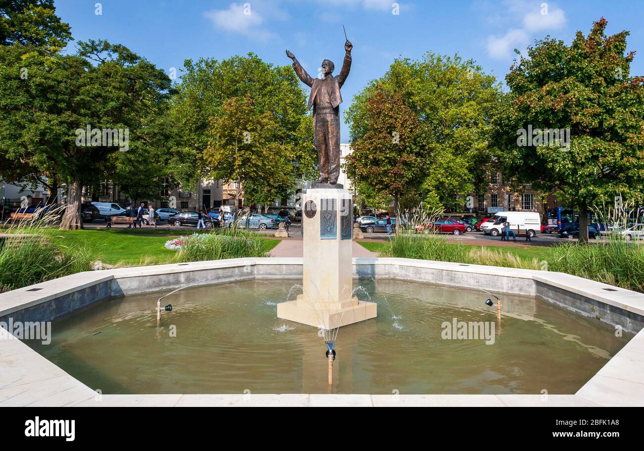 Eine Statue von Gustav Holst und Brunnen in Imperial Gardens, Cheltenham, Gloucestershire, England Stockfoto