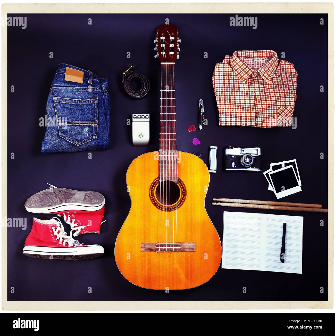 Musik Ausrüstung, Kleidung und Schuhe auf schwarzem Hintergrund Stockfoto