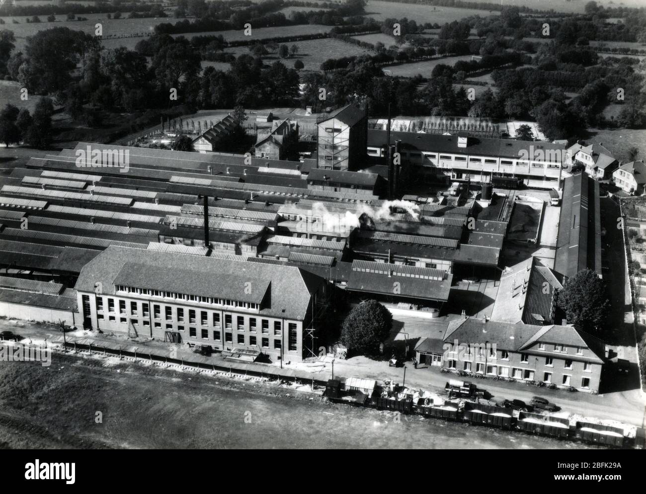 Vue eyrienne des usines Nestle a Boue, Aisne, Frankreich 1950 Privatsammlung von Enviro (Blick über die Nestle-Fabriken in Frankreich 1950) Stockfoto