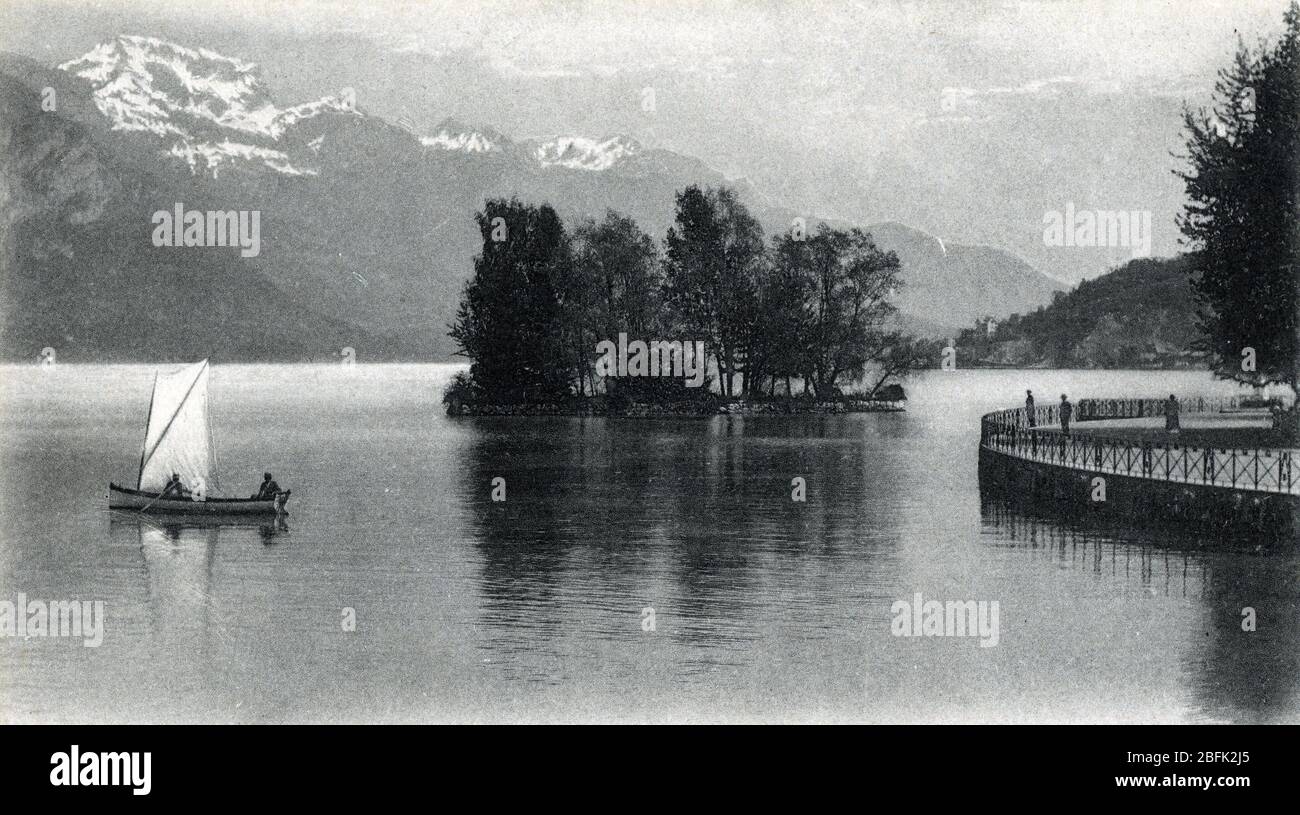 Vue sur l'ile des Cygnes et la Tournette, lac d'Annecy, Haute-Savoie (See von Annecy in Frankreich) Carte postale 1905 Collection privee Stockfoto