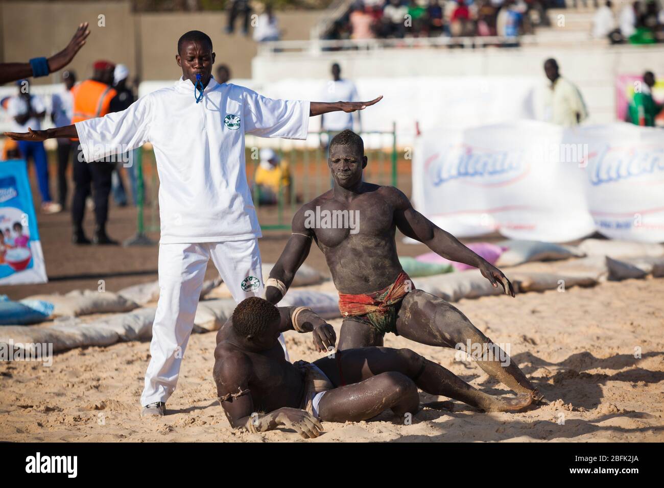 Der entscheidende Moment des Sieges und der Niederlage während eines Wrestling-Kampfes in Dakar, Senegal. Stockfoto