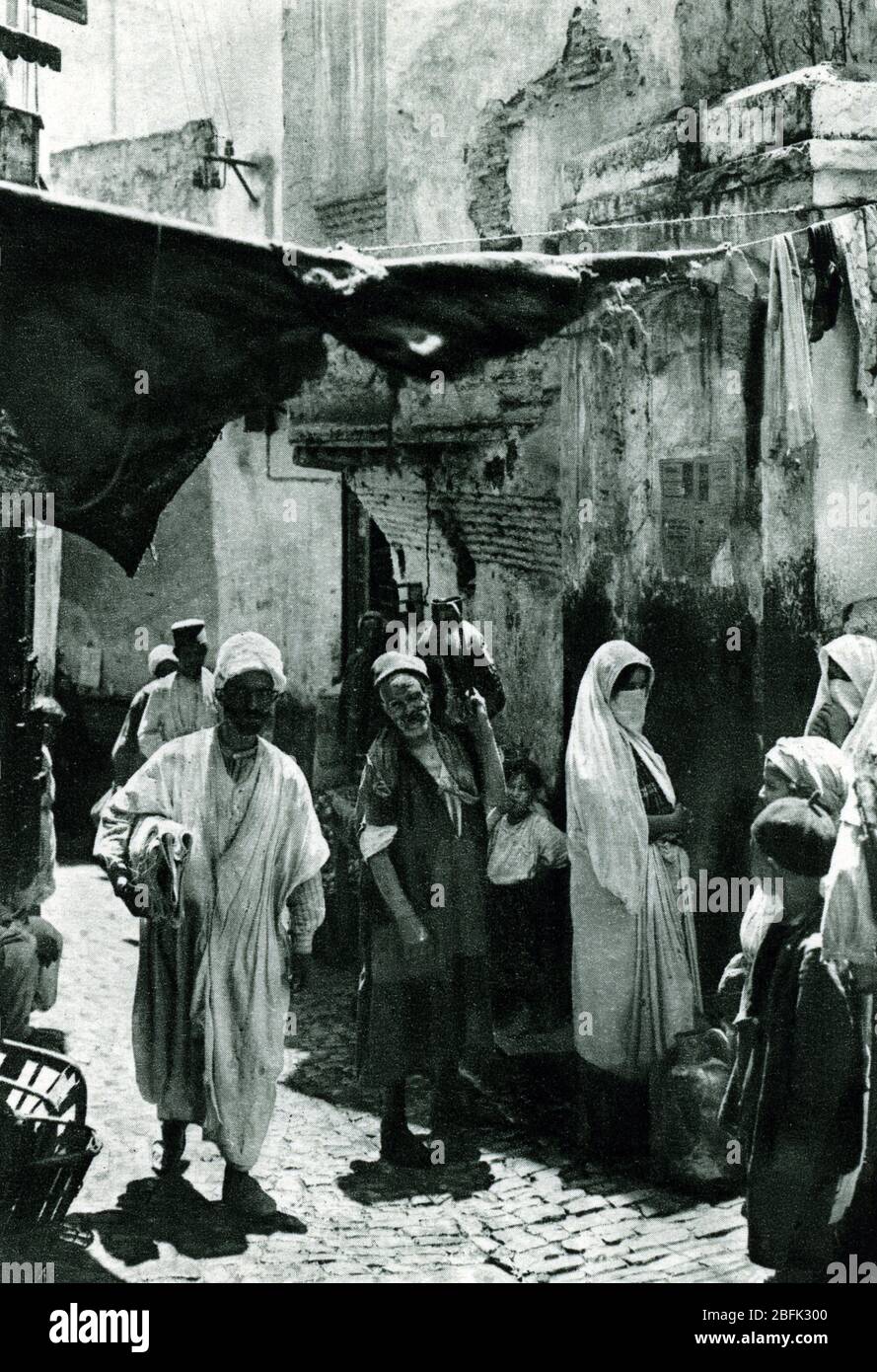 Vue de la Casbah d'Alger en Algerie (Blick auf eine Straße der Kasbah in Algier, Algerien) Carte postale vers 1905 Collection privee Stockfoto