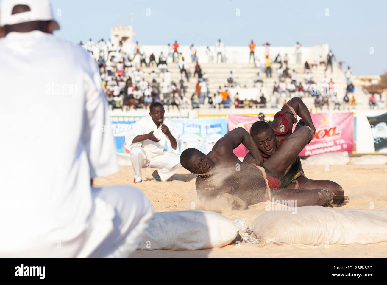 Wrestler gehen bei einem Wrestling Match in Dakar, Senegal, zu Boden. Stockfoto