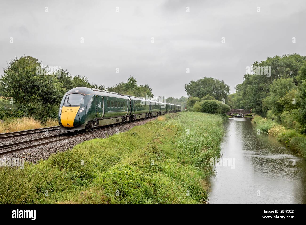 Die GWR-Klasse 800 führt am Kennet und Avon Kanal in der Nähe von Crofton, Wiltshire, England, Großbritannien Stockfoto