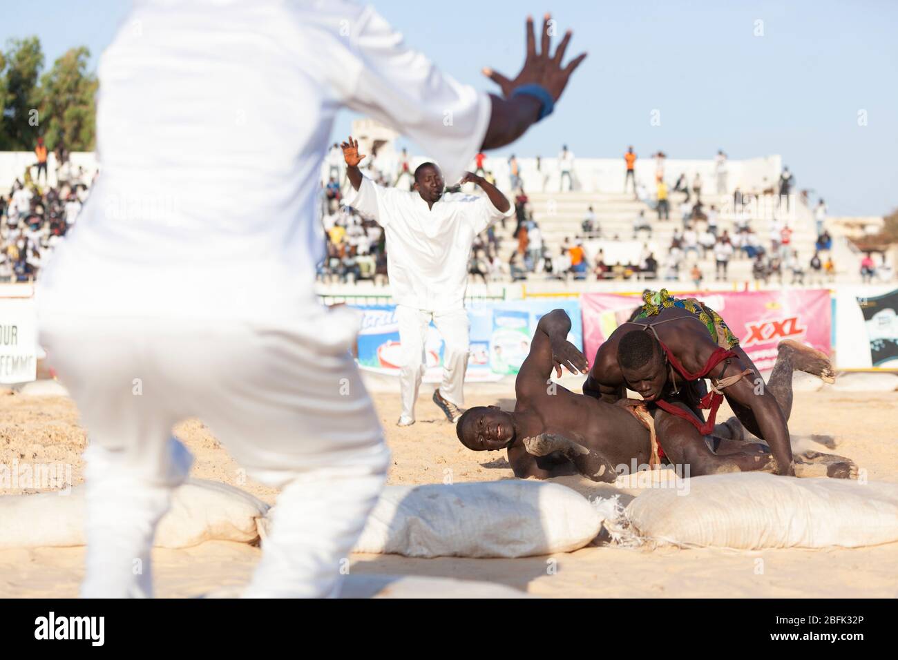 Der entscheidende Moment des Sieges und der Niederlage während eines Wrestling-Kampfes in Dakar, Senegal. Stockfoto