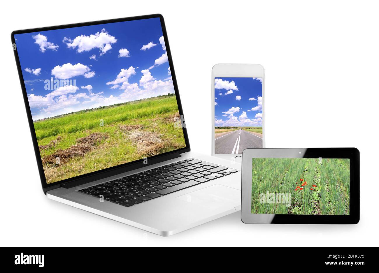Laptop, Tablet und Telefon mit Naturtapete auf Bildschirmen in Collage isoliert auf weiß Stockfoto