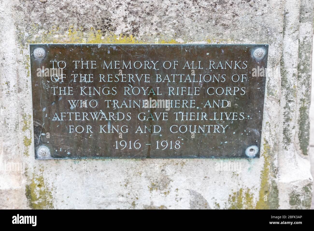 Plakette auf dem Kings Royal Rifles Corps Stone, Wimbledon Common, London, England, Großbritannien Stockfoto