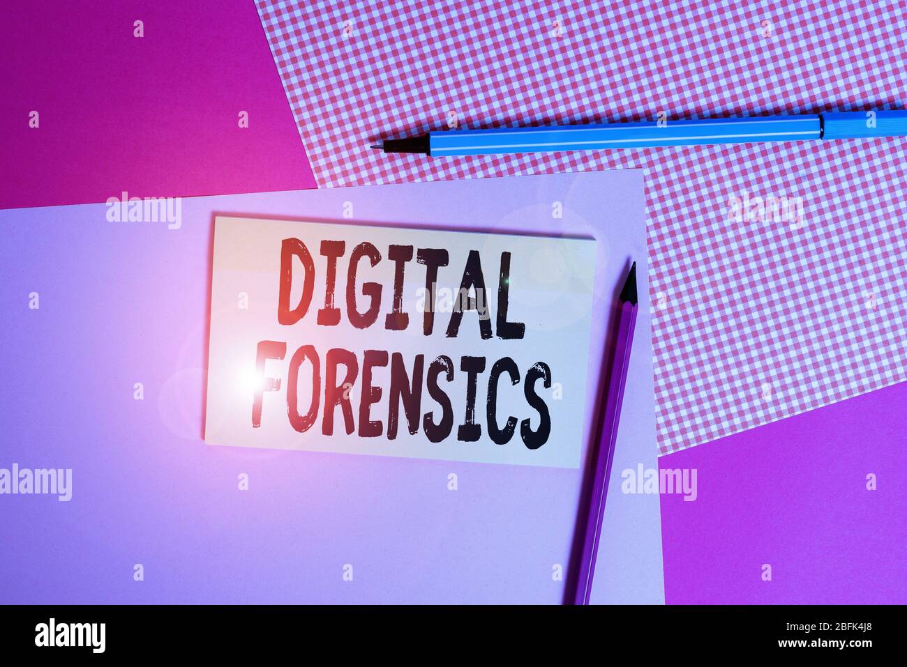 Konzeptionelles Handschreiben mit digitaler Forensik. Konzept bedeutet die Untersuchung von Material, das in digitalen Geräten gefunden wird, die Geräte schreiben und nicht Stockfoto