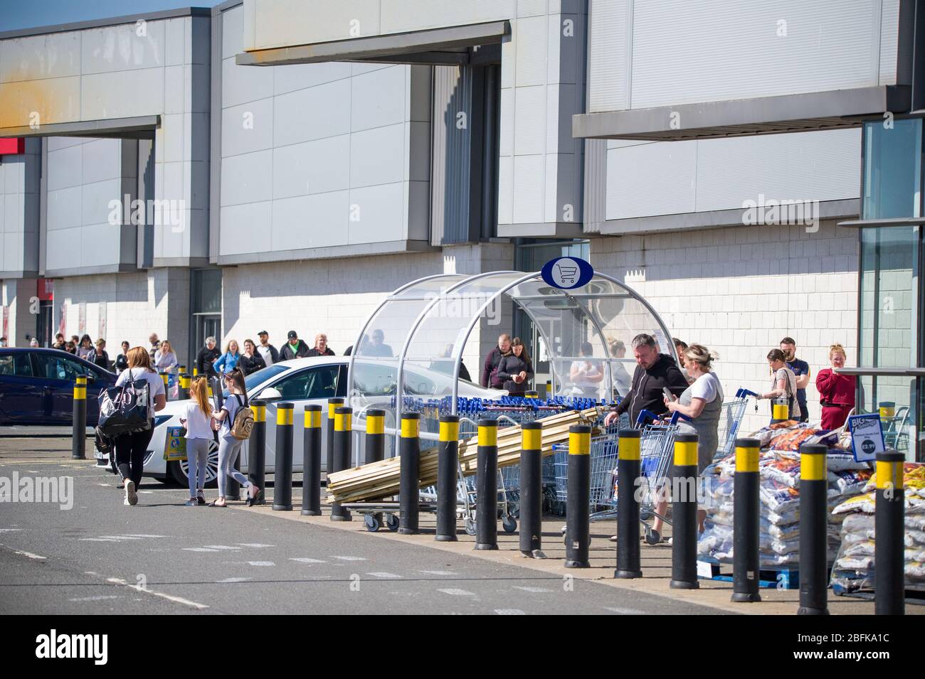 Glasgow, Großbritannien. April 2020. Im Bild: Lange Schlangen vor den B&M-Läden warten an einem heißen und sonnigen Wochenende unter der Sperrung des Coronavirus (COVID-19). Soziale Distanz kann als Warteschlange angesehen werden. Bisher sind in Großbritannien bestätigte Fälle von infizierten Menschen 120,067 mit 16,060 Toten. Quelle: Colin Fisher/Alamy Live News Stockfoto