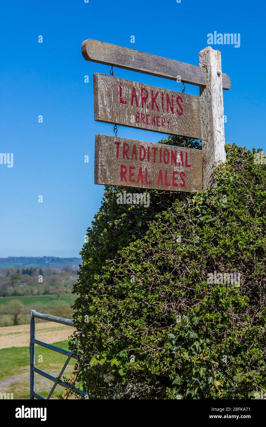 Altes handbemaltes Holzschild an der preisgekrönten Brauerei und Hopfenfarm der Larkins Brewery in Chiddingstone, Kent, Großbritannien Stockfoto