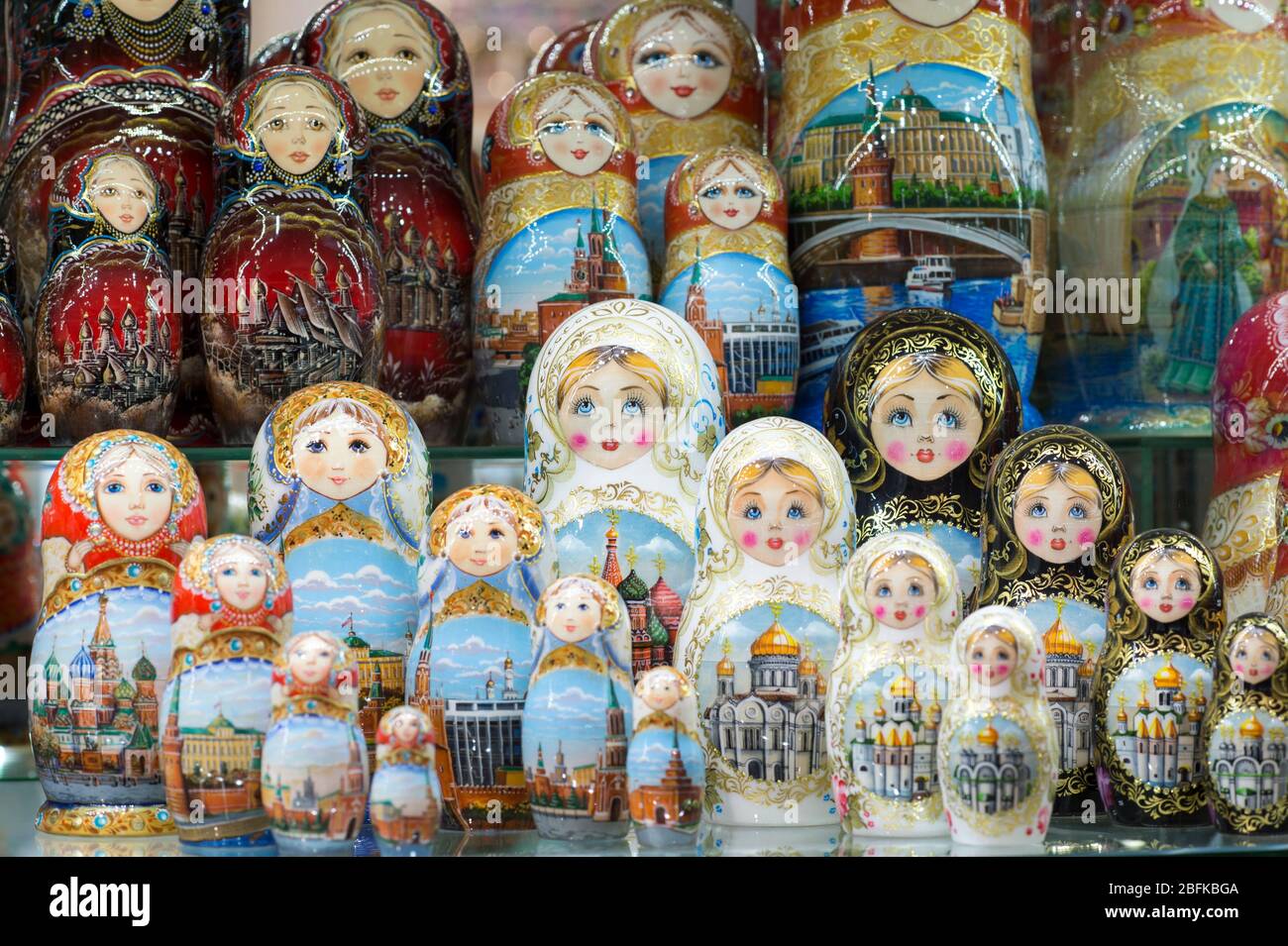 Bemalte hölzerne Nistpuppen im Fenster eines Geschenkeladen in Moskau, Russland, März 2020. Stockfoto