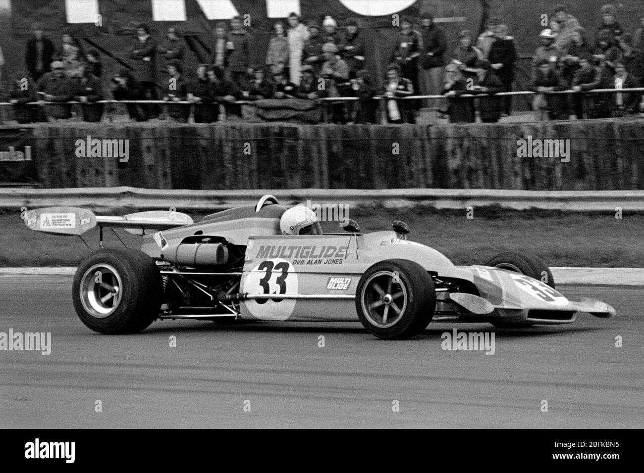 Der australische Formel-1-Fahrer Alan Jones auf dem Weg zum Sieg beim John Player Formula Atlantic-Lauf in Silverstone im Mai 1974. Stockfoto