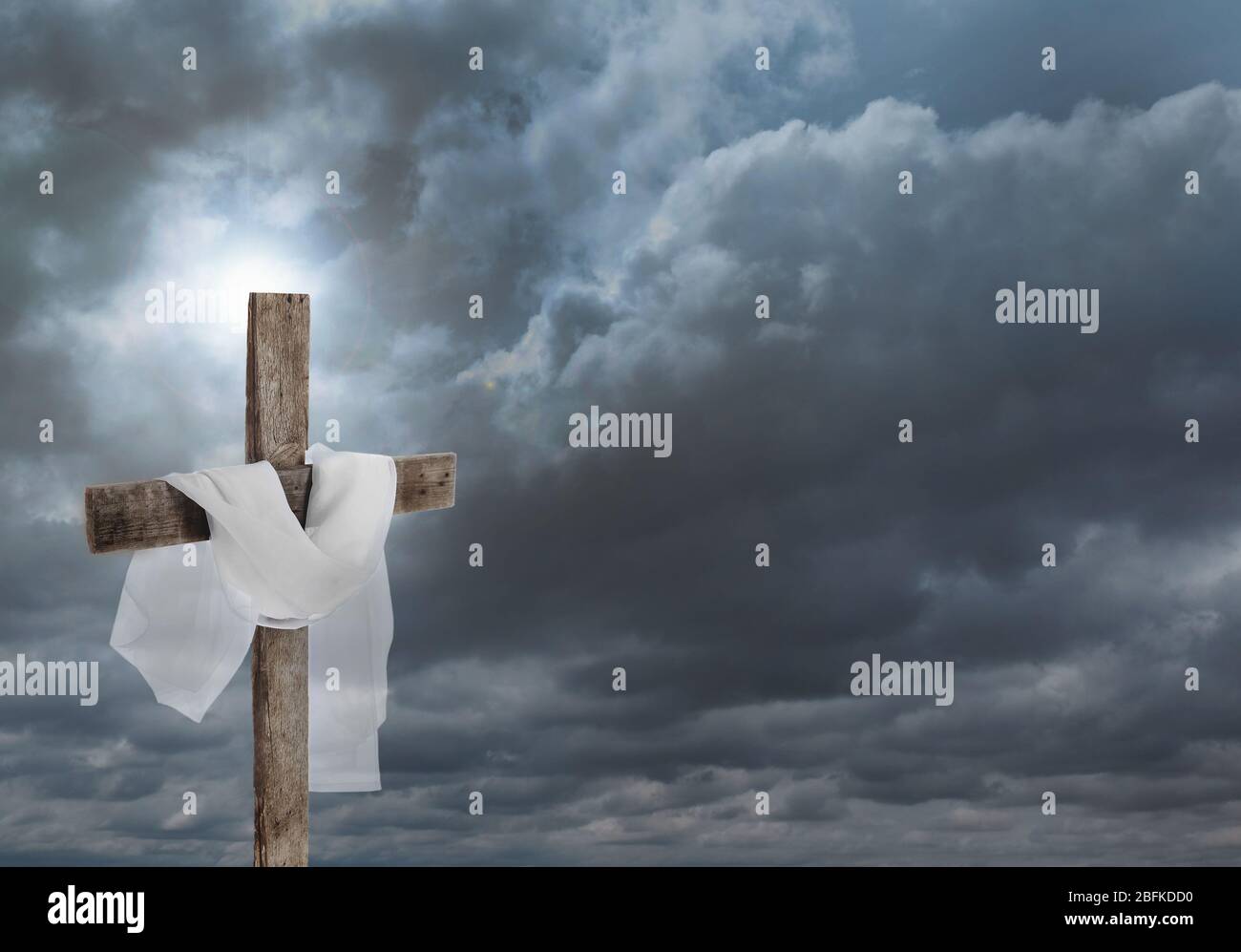 Kreuz mit Tuch auf Himmel Hintergrund Stockfoto