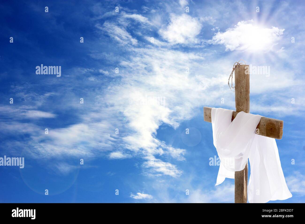 Kreuz mit Dornenkrone und Tuch auf Himmel Hintergrund Stockfoto