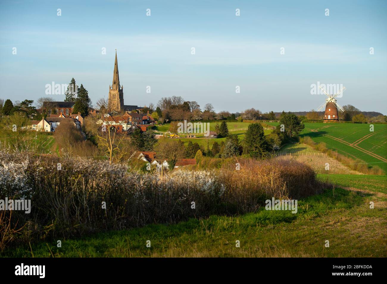 Thaxted Essex England. Thaxted Church und John Webb's Windmill. April 2020 Stockfoto