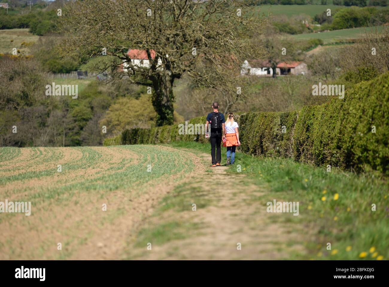 Underwood, Nottinghamshire, Großbritannien. April 2020. Menschen genießen die Sonne, während sie soziale Distanz und tägliche Bewegung. Stockfoto