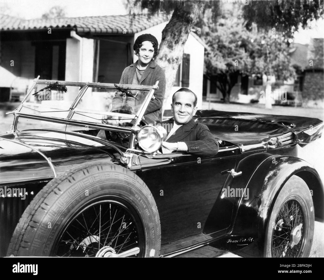 AL JOLSON und seine Frau RUBY KEELER in ihrem MERCEDES BENZ Model S Automobil in HOLLYWOOD 1929 Warner Bros. Publicity Stockfoto