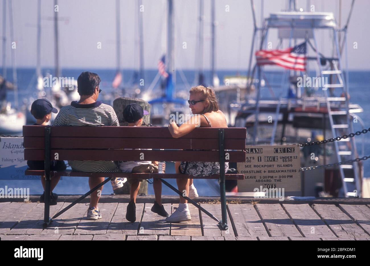 Eine Familie wartet auf die Fähre in Rockport MA USA Stockfoto