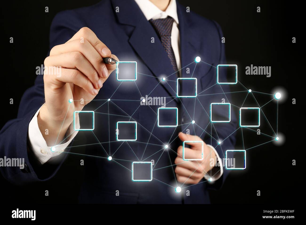 Menschliche Hand mit sozialer Netzwerkstruktur Stockfoto