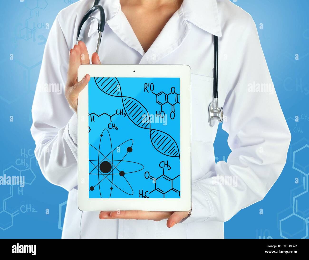 Junger Arzt hält Tablet-pc mit DNA-Molekül auf dem Bildschirm Stockfoto
