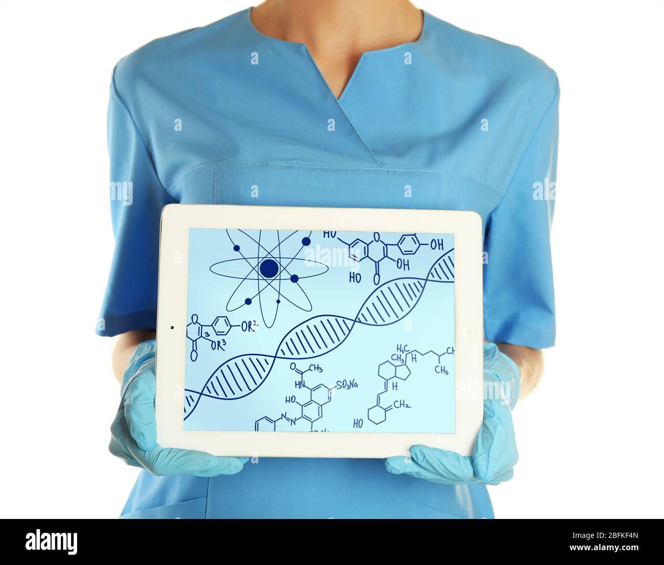 Junger Arzt hält Tablet-pc mit DNA-Molekül auf dem Bildschirm Stockfoto