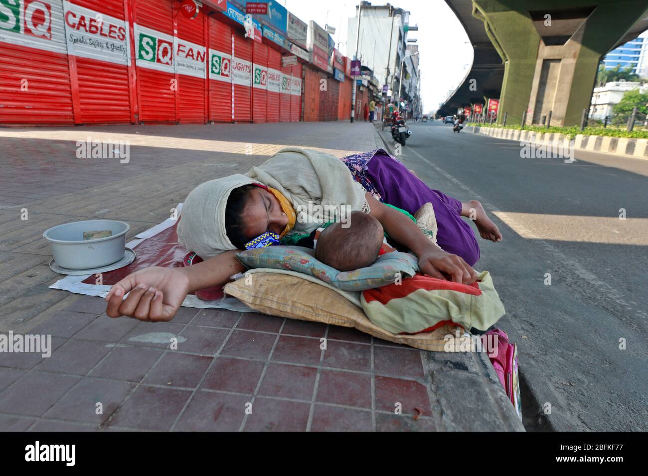 Dhaka, Bangladesch - 19. April 2020: Der Ausbruch des Coronavirus hat die pulsierende Hauptstadt in eine Geisterstadt verwandelt. Für arme Menschen hat das Überleben hier jetzt Stockfoto