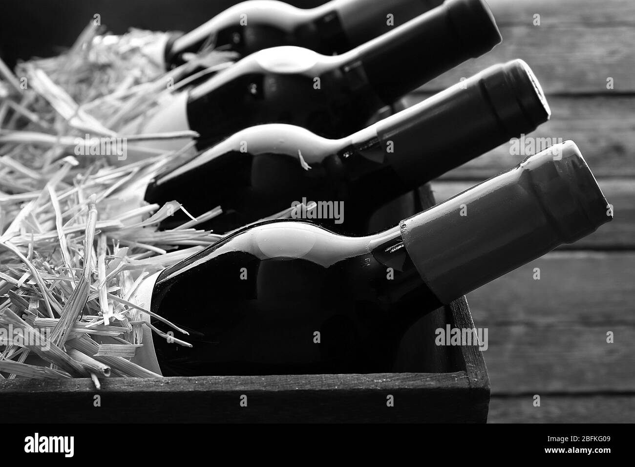 Box mit Stroh und Wein Flaschen, schwarz und weiß Retro-Stilisierung Stockfoto