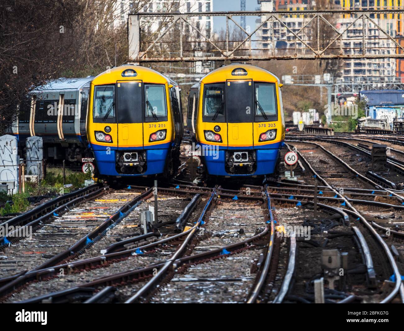 London Overground Capitalstar Züge außerhalb Clapham Junction Station in Süd-London. Britische Bahnklasse 378 Capitalstar. Stockfoto