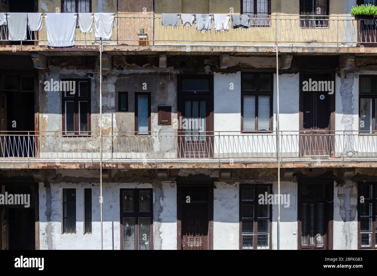 Außenansicht des verwitterten alten Budapester Ghettobaues, von dem viele Zimmer der Wohnung für den Aufenthalt in Budapest, Ungarn zur Verfügung stehen Stockfoto