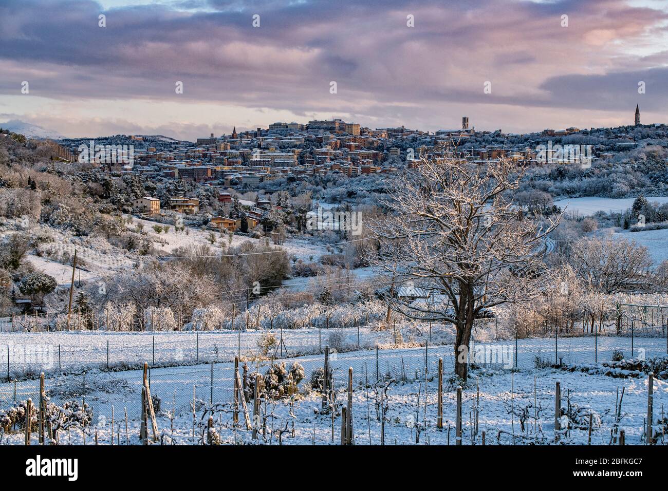 Perugia, Umbrien, Italien. Stimmungsvolle Winteransicht mit Schnee von Perugia mit seiner Skyline, umgeben von der Landschaft. Umbrien ist das grüne Herz Italiens. Stockfoto