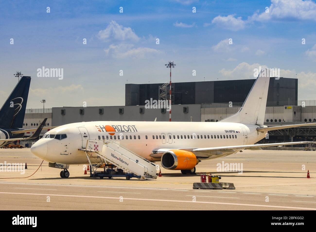 MAILAND, ITALIEN - JUNI 2019: Boeing 737 der maltesischen Charterfirma Horizont parkte am Flughafen Mailand Malpensa. Stockfoto