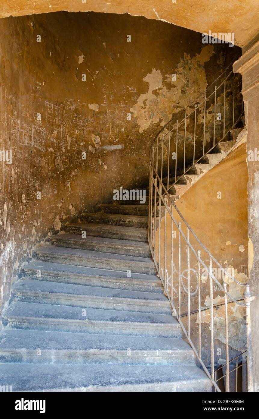 Wendeltreppe mit gekritzelten Ruinenwänden im verwitterten alten Budapester Ghetto, Budapest, Ungarn Stockfoto