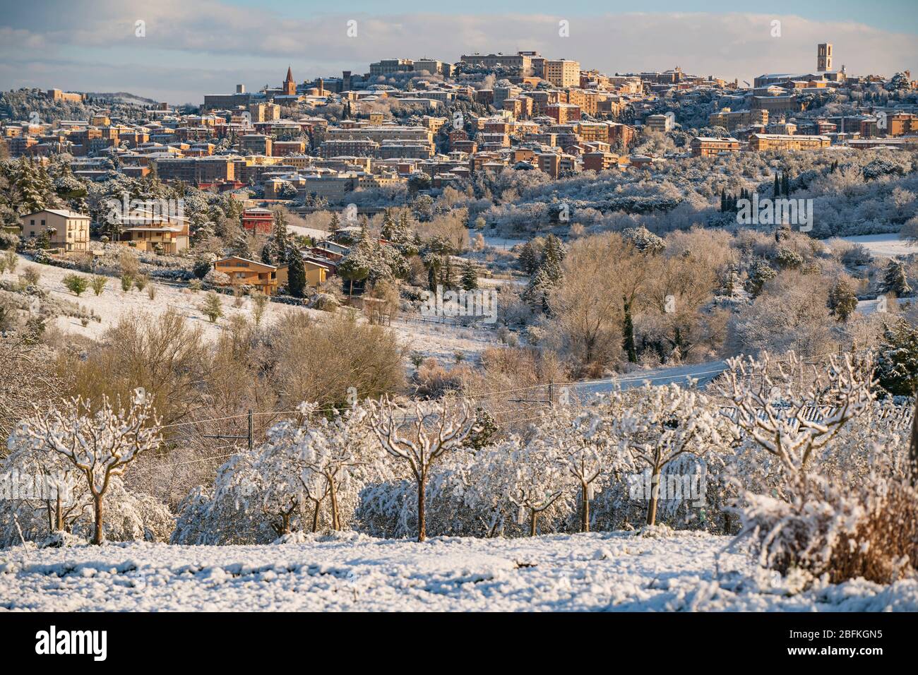Perugia, Umbrien, Italien. Stimmungsvolle Winteransicht mit Schnee von Perugia mit seiner Skyline, umgeben von der Landschaft. Umbrien ist das grüne Herz Italiens. Stockfoto