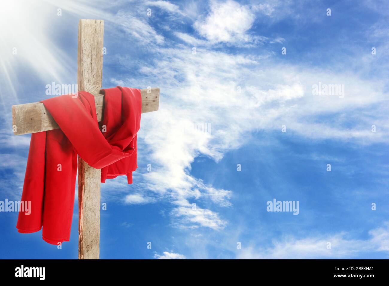 Kreuz mit rotem Tuch auf Himmel Hintergrund Stockfoto