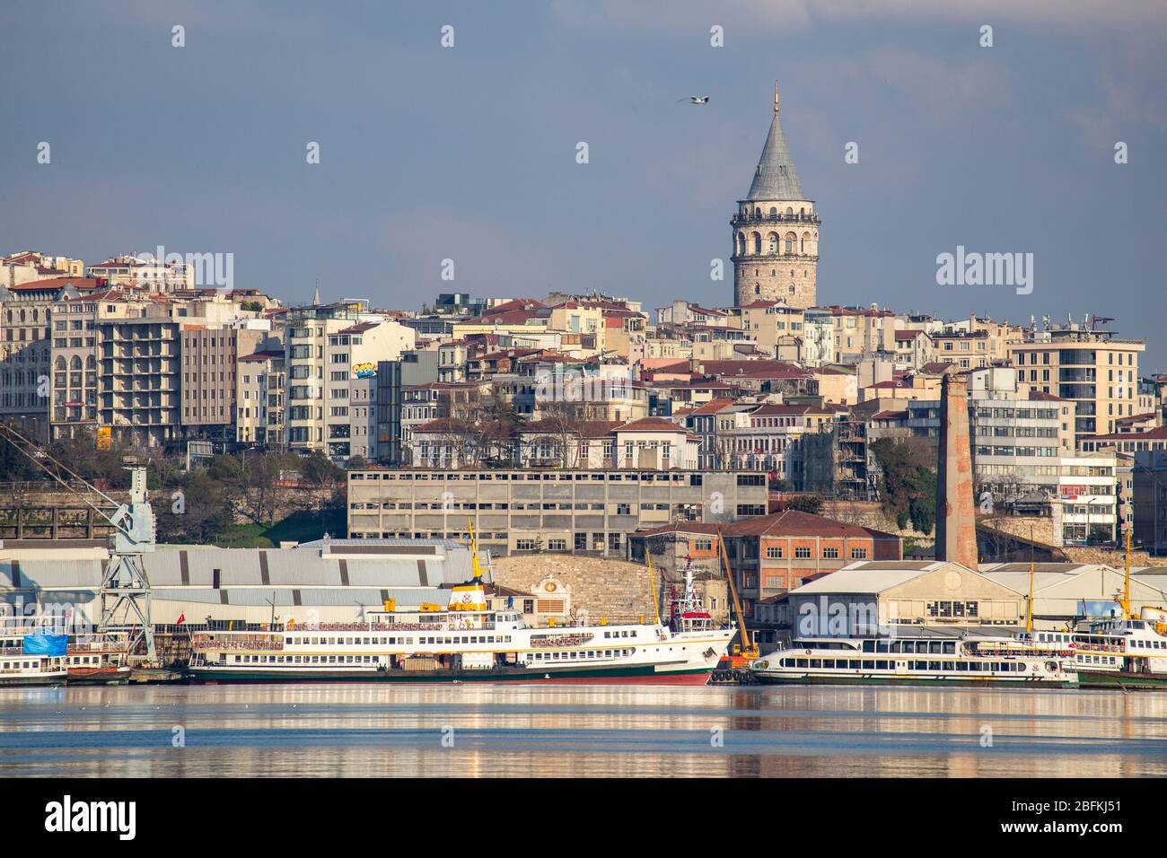 Blick auf Istanbuls historisches Goldenes Horn, Halic in Türkisch, Werft. Stockfoto