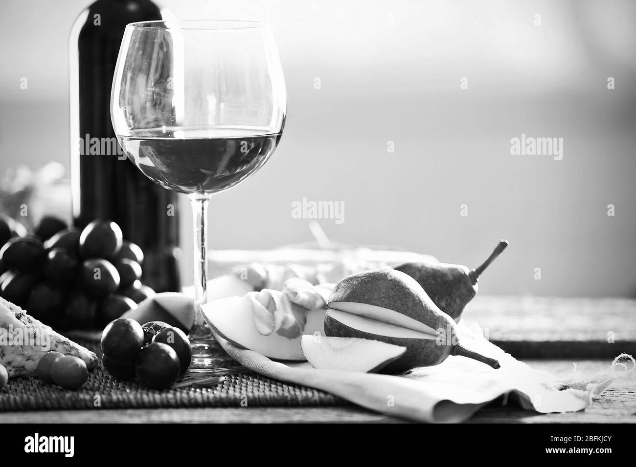 Stillleben mit verschiedenen Arten von italienischen Speisen und Wein, schwarz und weiß Retro-Stilisierung Stockfoto