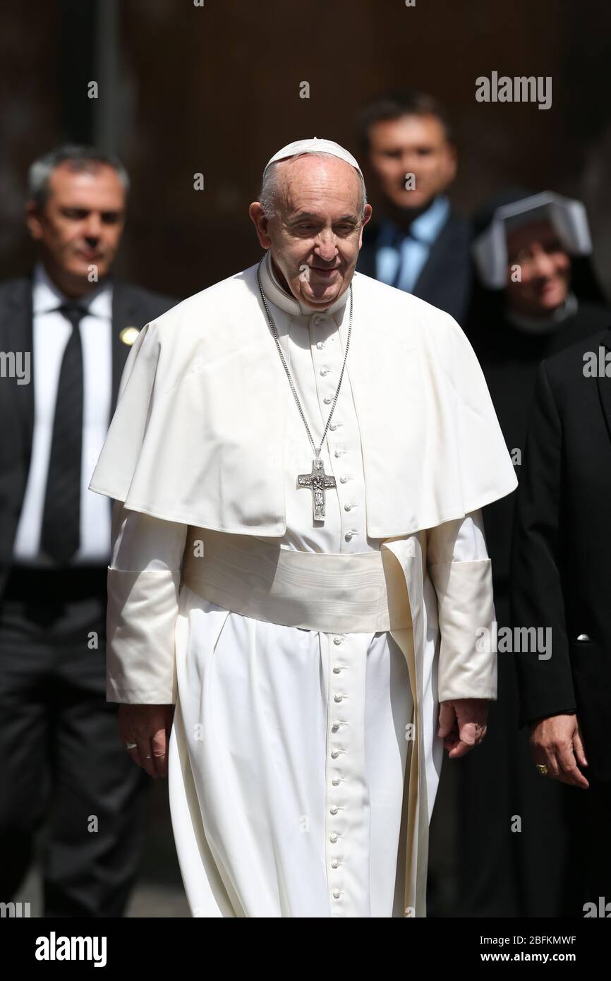 Roma, Italien. April 2020. Papst Franziskus verlässt Santo Spirito in der Sassia Kirche, wo er eine Messe in der leeren Kirche wegen der COVID-19 Pandemie hielt. (Foto: Giuseppe 'Pino' Fama/Pacific Press) Quelle: Pacific Press Agency/Alamy Live News Stockfoto