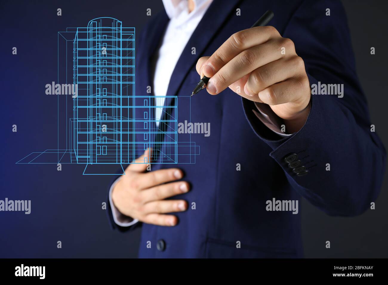 Immobilienangebot. Geschäftsmann Zeichnung ein Modell des Hauses Stockfoto