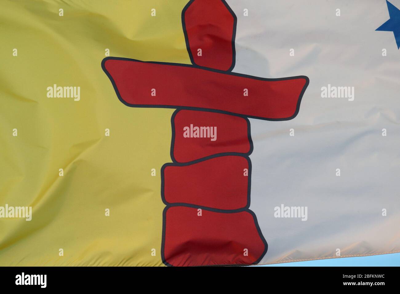 Nunavut Provincial Territory Flag - Flying High am Veterans Memorial Parkway in London Ontario Canada Luke Durda/Alamy Stockfoto