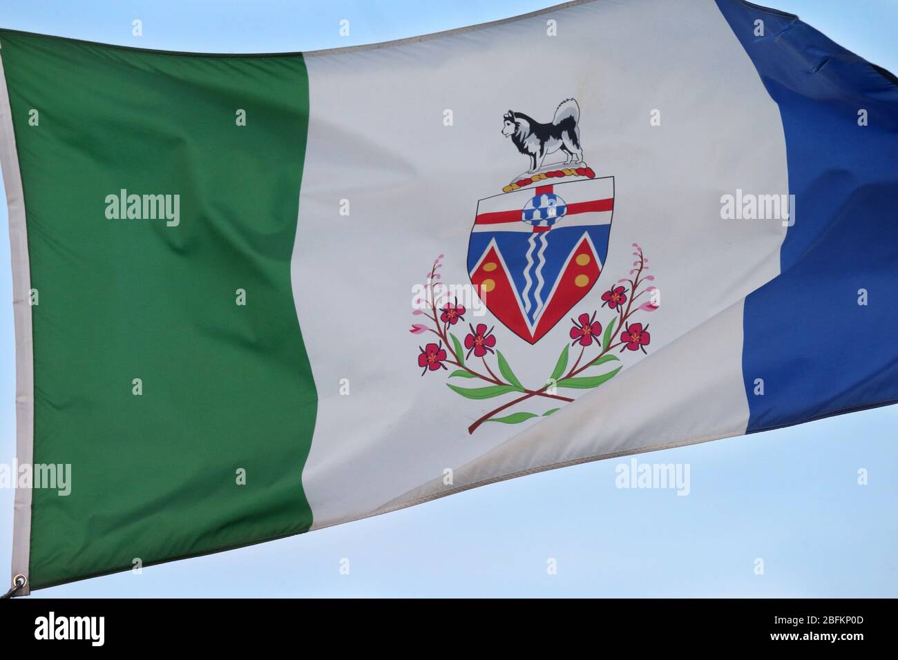 Yukon Provincial Flag - hoch fliegend am Veterans Memorial Parkway in London Ontario Kanada Luke Durda/Alamy Stockfoto