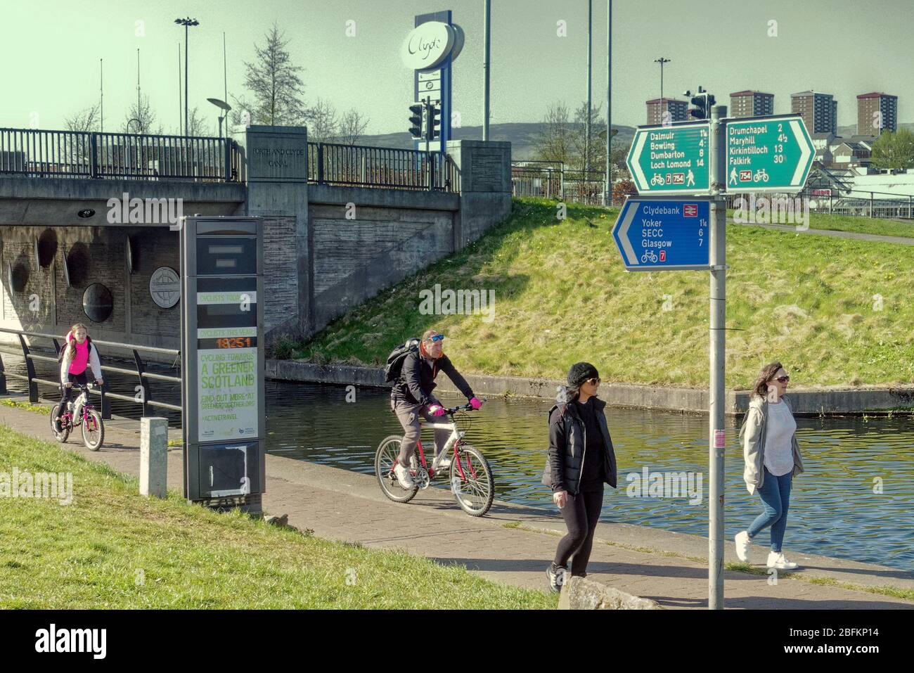 Bowling, Glasgow, Schottland, UK,18h April, 2020: UK Wetter: Sonniger Tag sah einen geschäftigen Forth und Clyde Kanal beim Bowling auf der firth of River clyde Mündung. Stockfoto