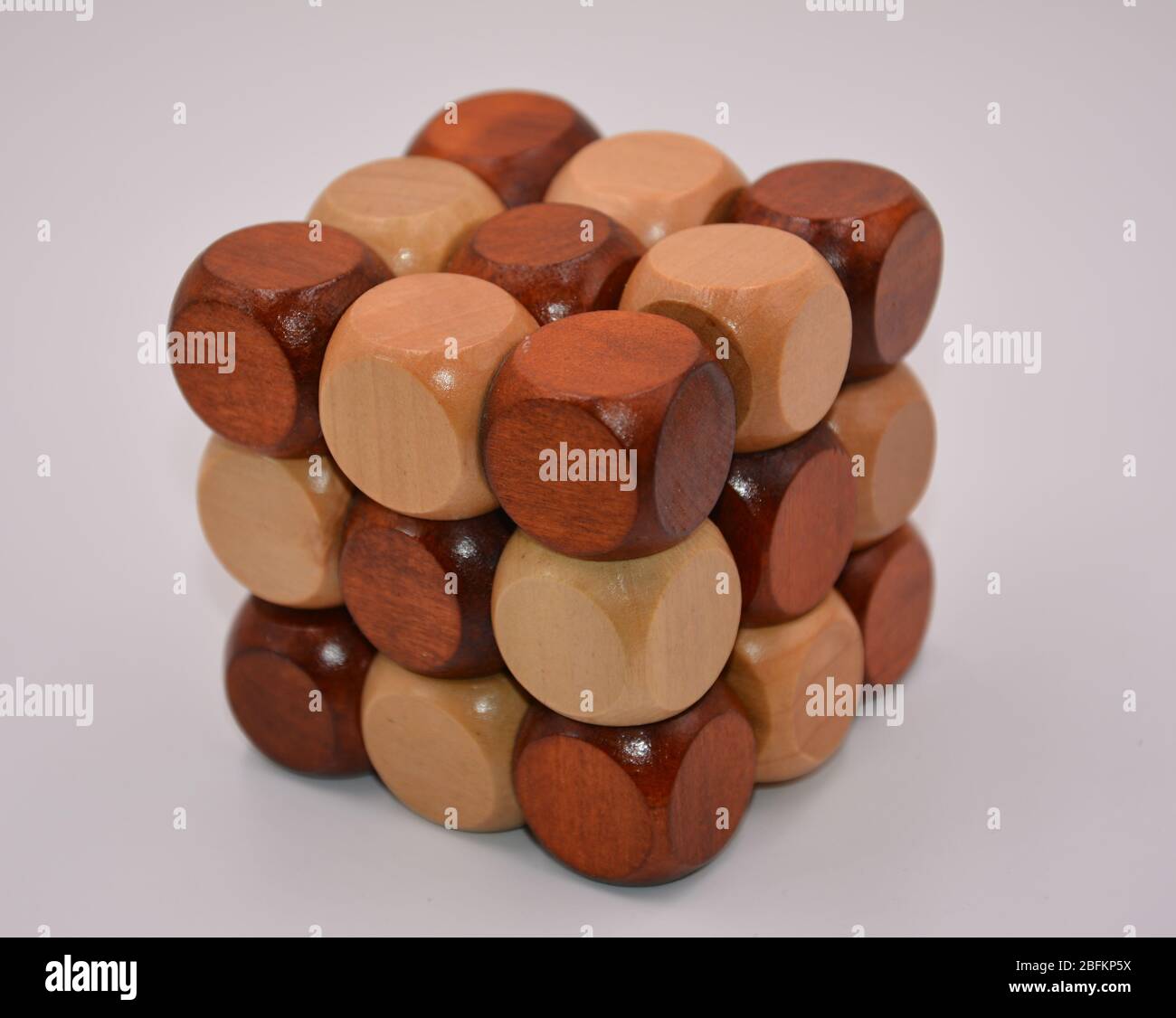Die braunen Zauberwürfel aus Holz mit weißem Hintergrund Stockfoto